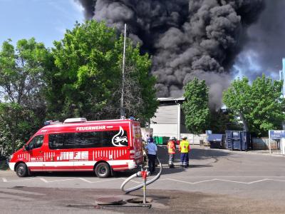 Waiblingen: Muellverwerter in Vollbrand - Grosseinsatz der Feuerwehr